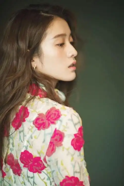 张雪迎用侧脸告诉了我们她的完美,高高的鼻子成了一大亮点.