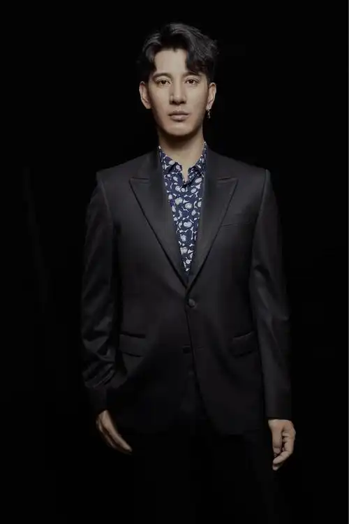 蒲巴甲新写真目光深情似凛冬暖阳