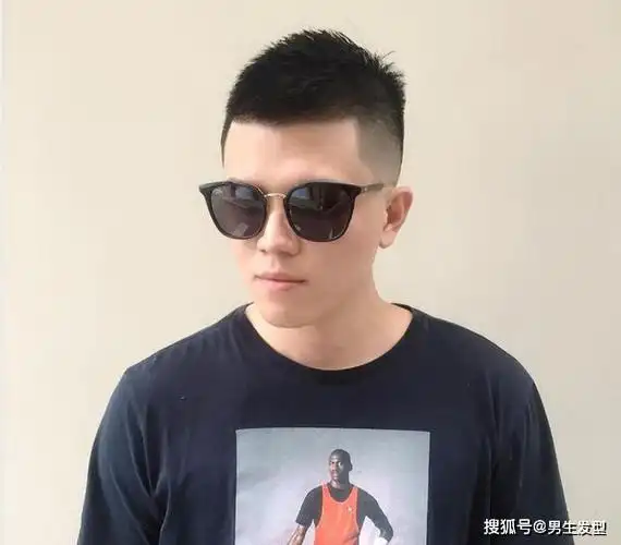 第1款:清爽圆寸发型对于"两边剃光,中间留长"发型,很多男生有不同的