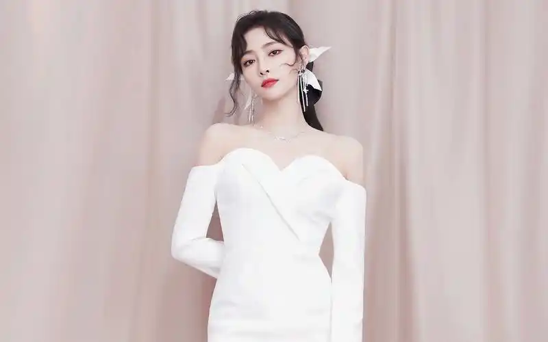 许佳琪优雅白裙性感写真桌面壁纸