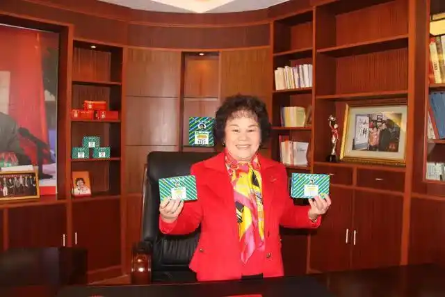 最终,被她的"创业精神"所感动的王耀发同意将金嗓子喉宝的配方无偿