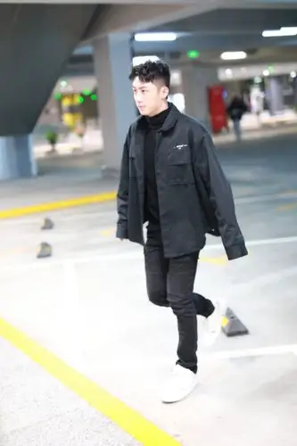 360娱乐1/6黄景瑜机场照