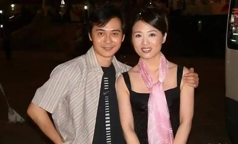 回顾演员阮巡娶了大15岁的妻子恩爱相伴19年没有孩子成遗憾