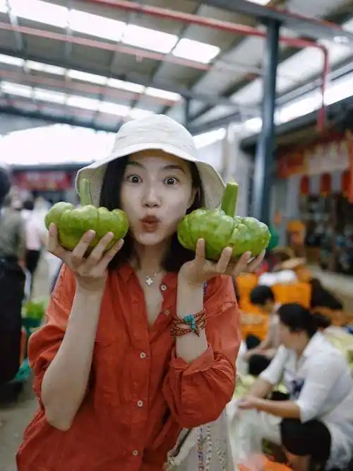 电视剧狂飙[超话]#《狂飙》演员战菁一:在云南的农贸市场里独自美丽