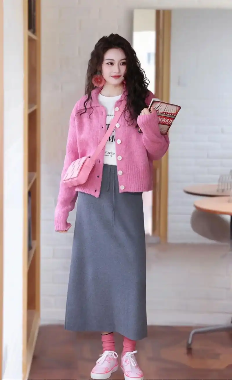 姐妹们～粉色针织开衫外套叠穿白色t搭配灰色半身裙～上身韩系洋气又