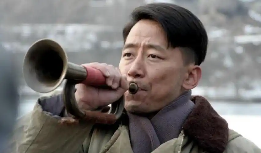 号》中的号手小梁子,场戏虽然少,但却是主线一般的存在,贯穿了全剧,还