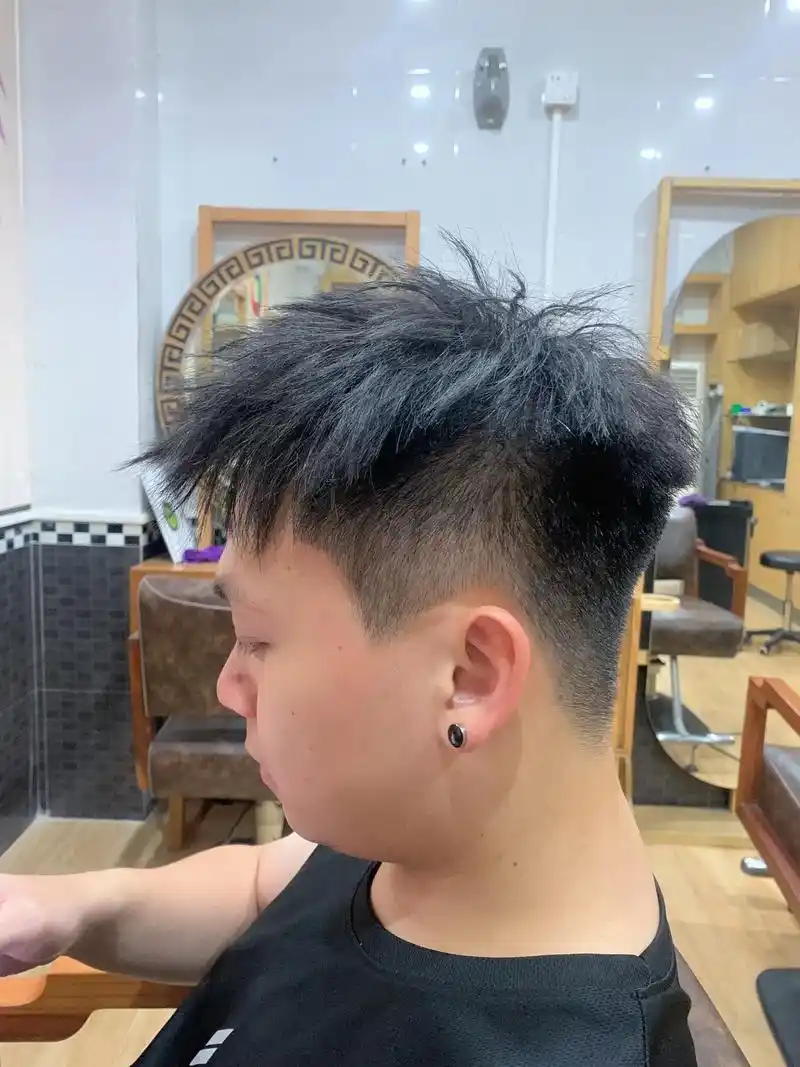 这么短,你敢挑战吗.微分前刺发型,男生必做的一款发型#前刺发 - 抖音