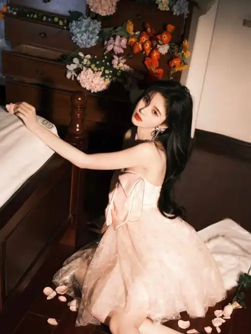 鞠婧祎抹胸礼服