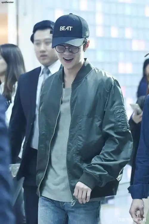 男神吴世勋机场照穿搭简约休闲又不失时尚太令人心动了