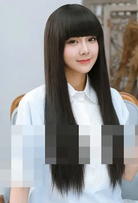 披散长直发搭配平刘海发型 婉约文静的女生直发图