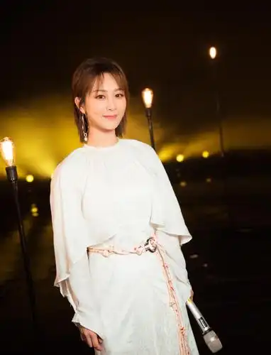 27岁杨紫长大气质全开,波波头白色长裙现身湖南台,清新又温柔