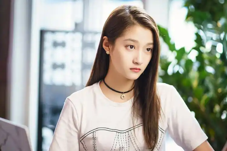 《二十不惑》甜美剧照图片,分享一组关晓彤图片给大家,图中的明星图片