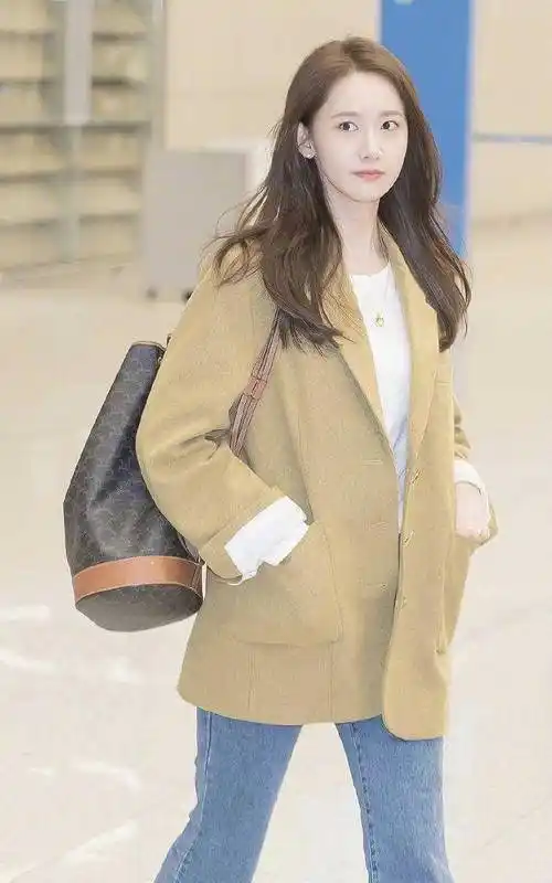 林允儿太会穿了运动外套搭配黑色牛仔裤现身机场减龄又时髦