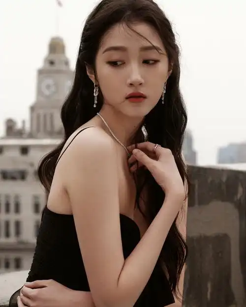 关晓彤穿吊带黑裙秀长腿 发丝飞扬氛围感足-创红人馆-畅想天空-image