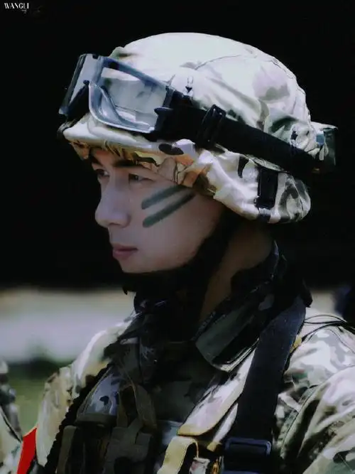 军装太帅了啊啊啊啊@李现ing#李现范思哲全球香水代言人#截修i07二