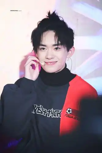 易烊千玺 头扎小揪揪 侧颜超帅