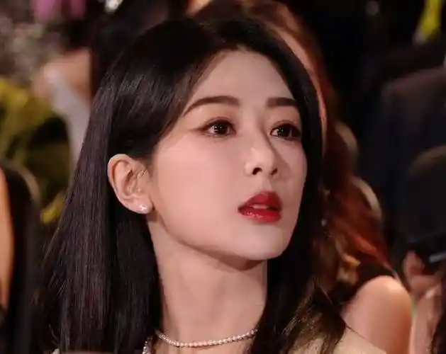 星光大赏杨紫赢麻了跟唱不染台下和张晚意檀健次自拍