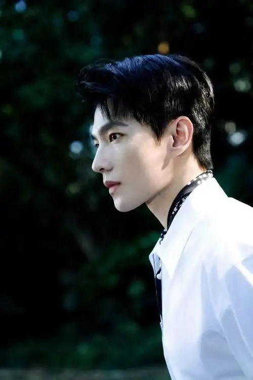 帅气演员杨洋最新线下活动生图释出啦!帅的很客观啊!