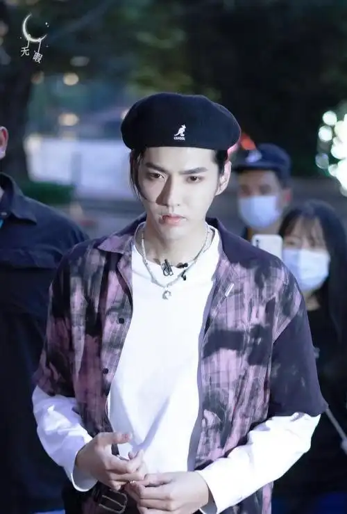 吴亦凡最新路透好亮眼!紫色扎染风衬衫 贝雷帽,个性十足!