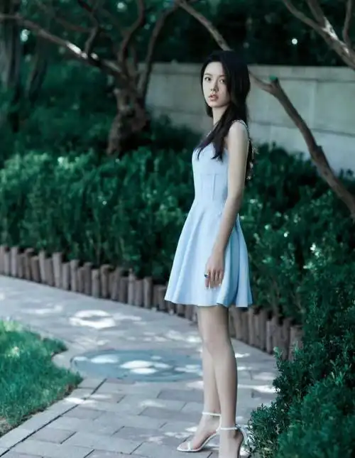 少年派2热播女主赵今麦穿冰蓝色吊带连衣裙生图释出清爽干净