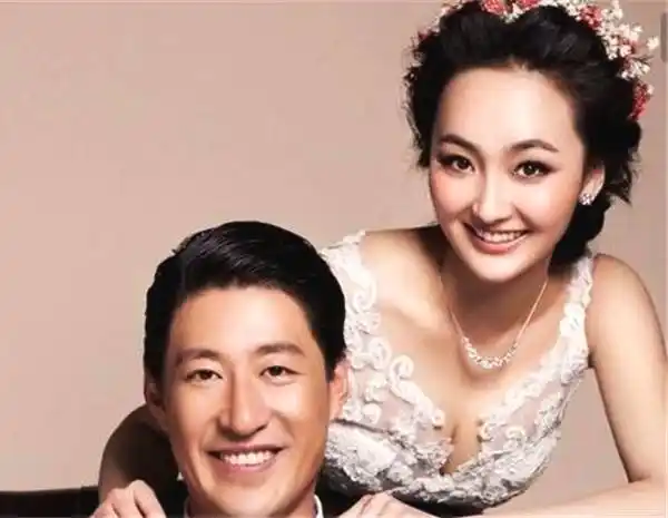 他俩年龄相差13岁,老婆生完三子还是辣妈,丈夫43岁越来越红