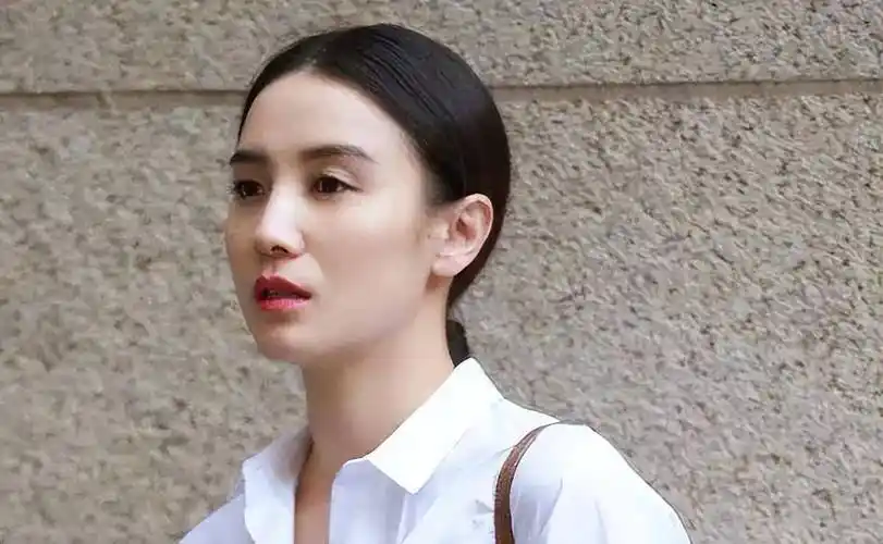 被4个男人"围猎",与5婚导演在一起5年,42岁未婚的宋佳要什么?