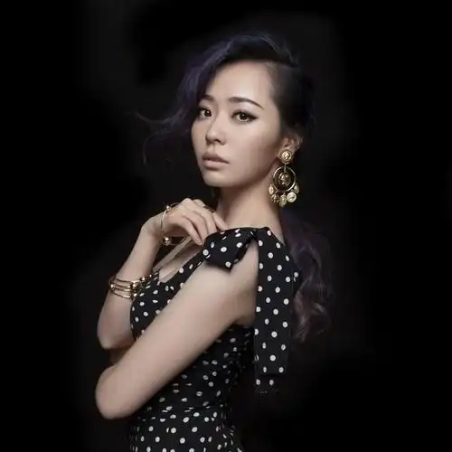 张靓颖罕见剪短发,网友:显得有点秃