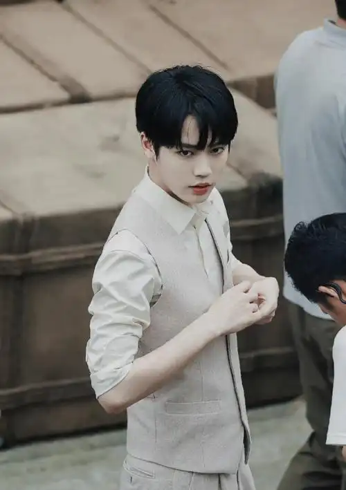 一见倾心制服剧照#林彦俊《一见倾心》湿发照!