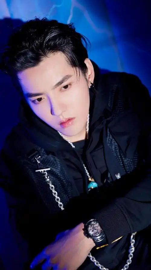 吴亦凡休闲时尚帅气写真,高清图片,手机锁屏桌面-壁纸族