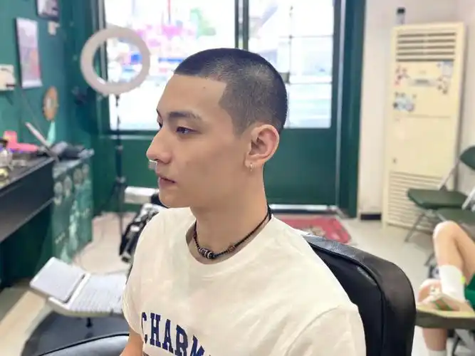 清爽男士发型局部渐变圆寸