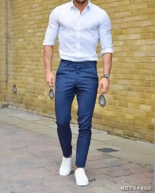 二,深蓝色休闲裤搭配白色衬衫与小白鞋