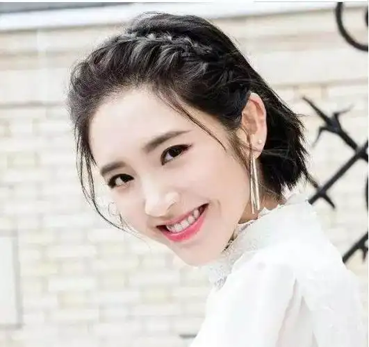 短发的编发造型也是2018年比较流行的一款短发造型,编发造型让