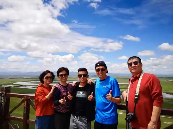 热心的游客帮忙,留下5人合影.