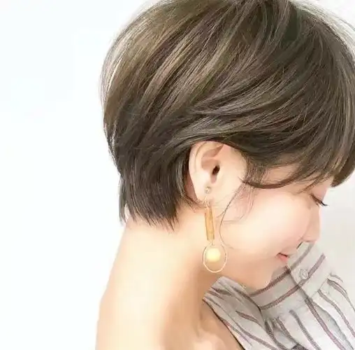 原创发量多的女生适合哪种短发造型