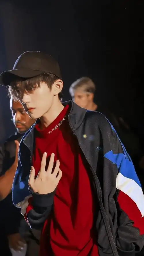 易烊千玺壁纸好看到炸裂啊这是什么神仙颜值太美了