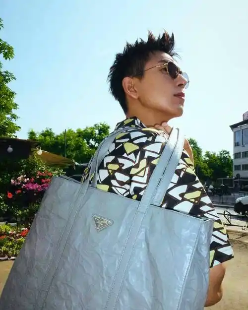 李现超话78#prada代言人李现#2023/06/18 ins 更新一则"nice day…"