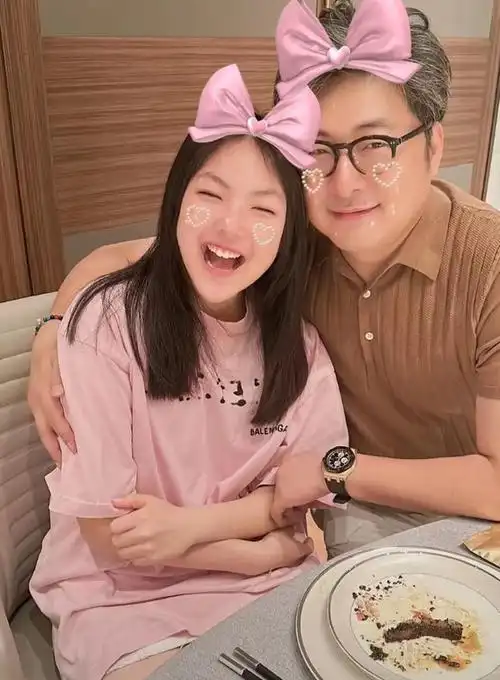 李湘女儿晒与何炅合照13岁王诗龄长成靓丽美少女何炅容颜未老