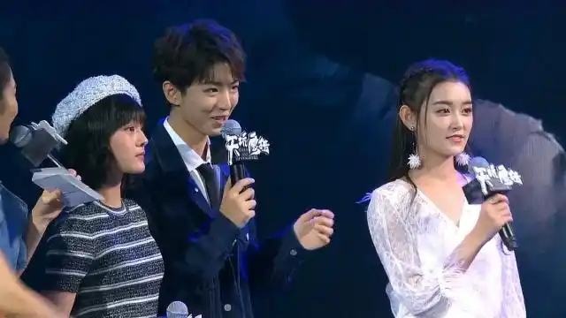 蒋依依猜对正确答案,王俊凯笑着看向她,眼神好温柔!