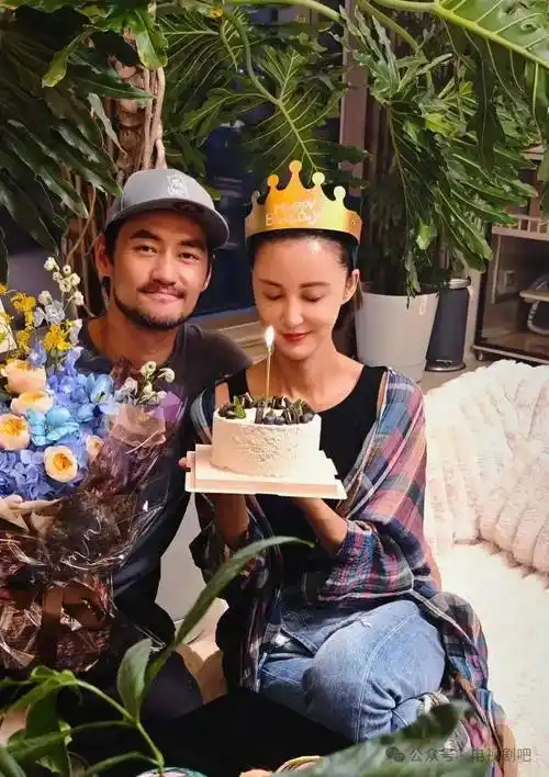 张歆艺晒一家三口同框照 袁弘手捧鲜花为妻子庆生