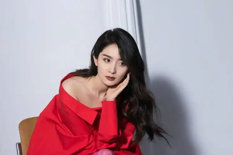 杨幂写真大赏:童星出道,演技炸裂还是魔鬼身材更吸睛?_演艺_挑战_魅力