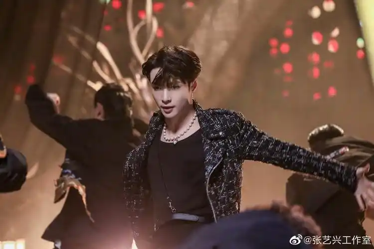 张艺兴《莲(lit)》龙出动舞台-音乐-高清视频在线观看-芒果tv