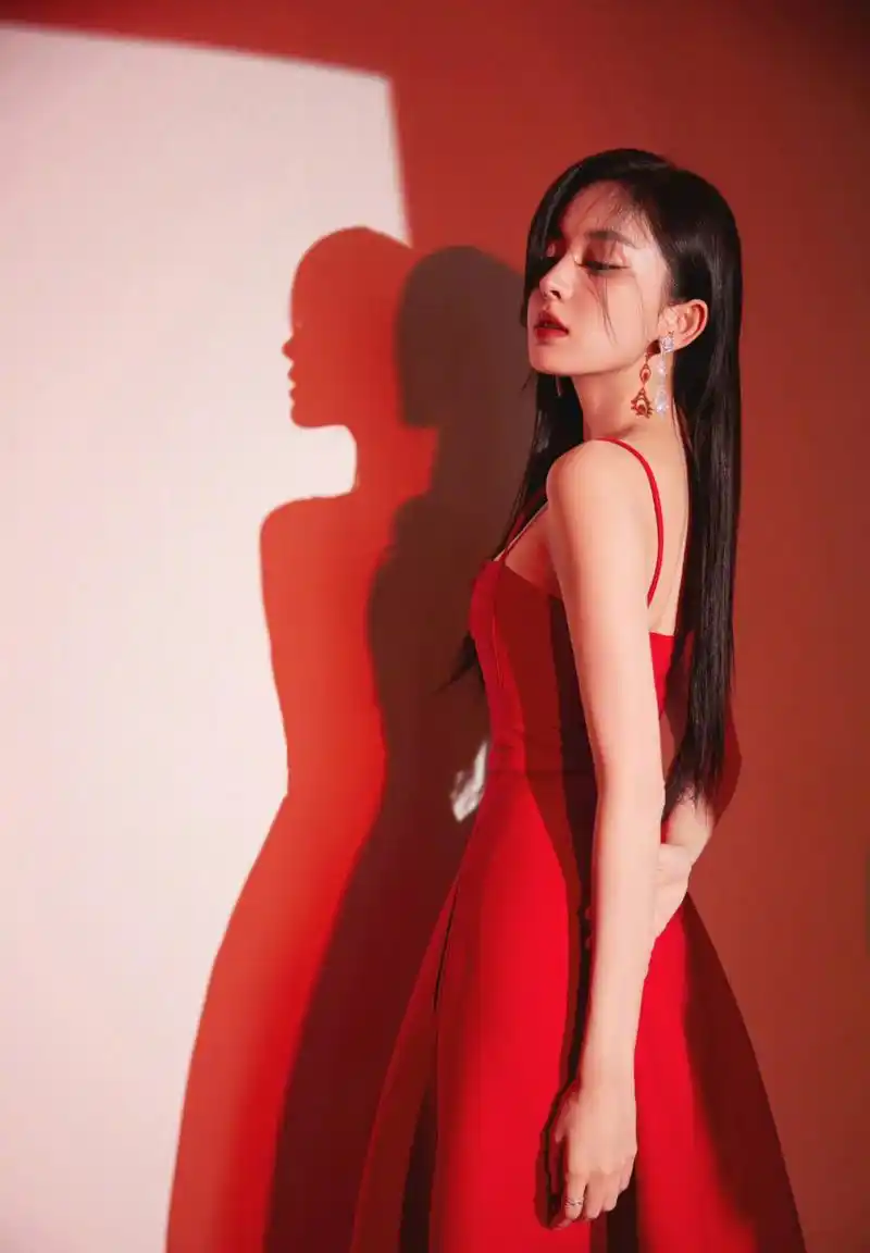 古力娜扎穿红色低胸吊带裙大秀性感身材,美爆了[色][色][色][色] 事业