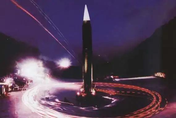 图文二炮东风4远程弹道导弹夜间训练