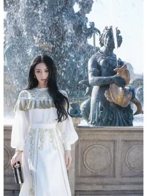 张馨予巴黎时装周时尚芭莎