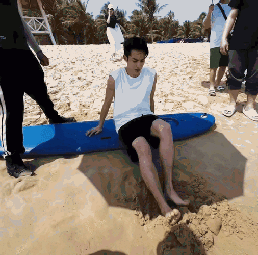 王鹤棣英文名是海洋之子##王鹤棣用土把脚埋起来了