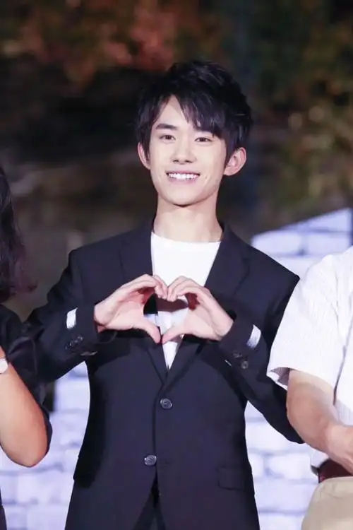 易烊千玺在现场"比心"