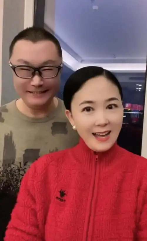 近日,网络上曝光了一则尹相杰与妻子的合体视频,尹相杰过年陪着妻子