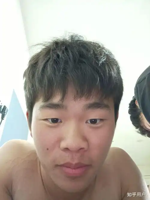 有没有长得丑的男生照片分享一下.我想知道什么样算丑 ?