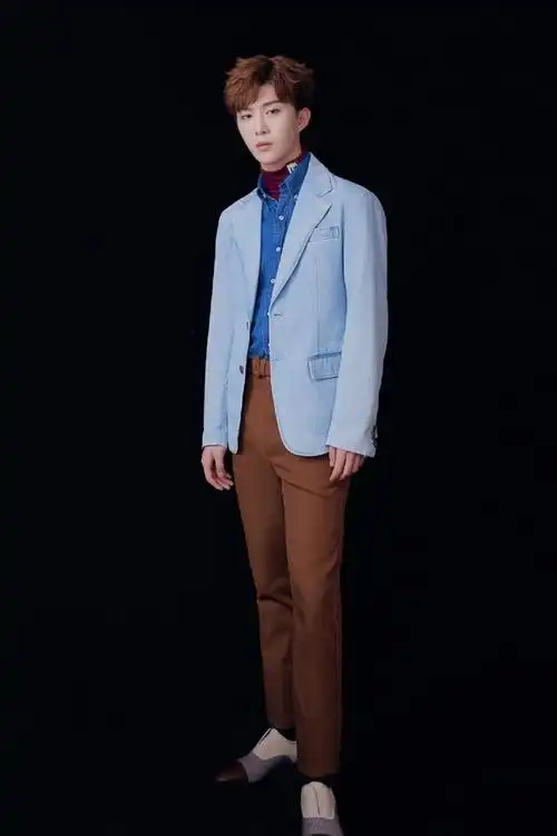 范丞丞变"最帅学长",穿篮球服套装配黑色紧身裤,帅气逼人