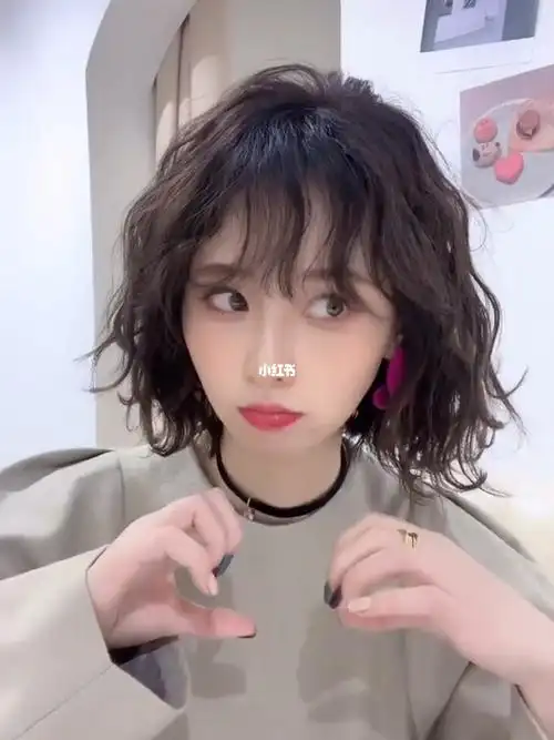 蓬松显发量96中短发女生尴尬期一定要尝试一次的蛋卷头烫发96整体